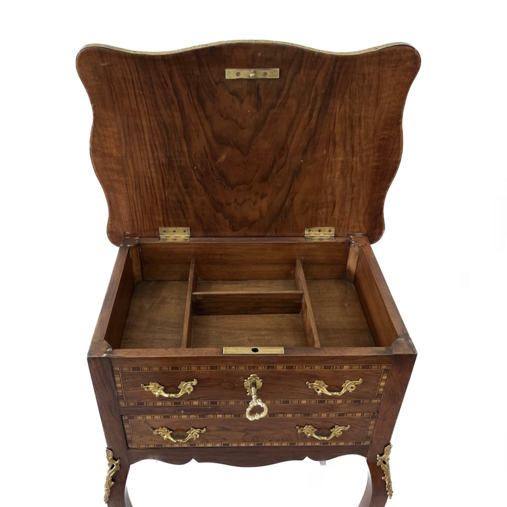 Anahtarlı Fransız Antika Dresuar